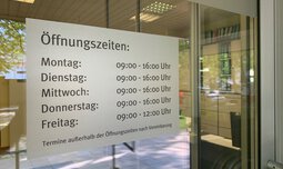 Schild mit den Öffnungszeiten | © Caritas München und Oberbayern